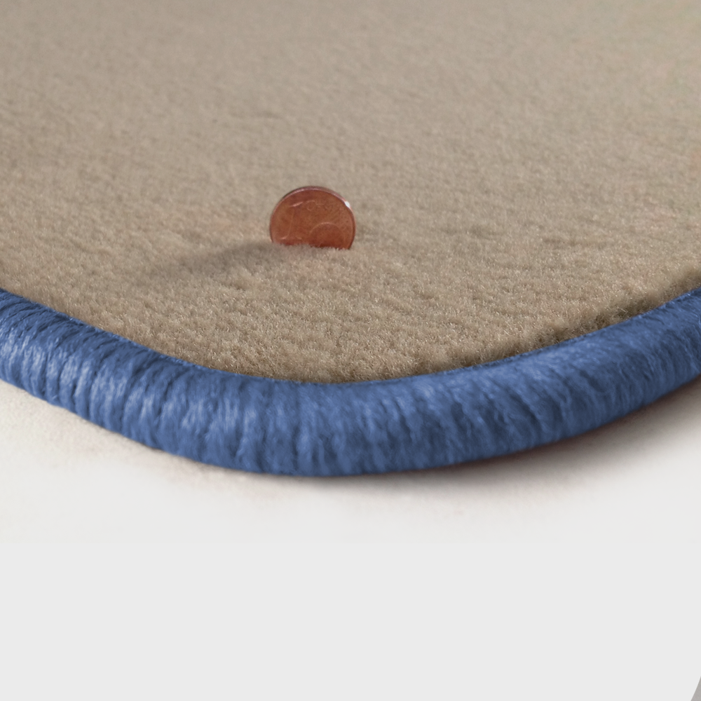Eine Ecke als Beispiel einer Fussmatte Velours beige mit Rand in flieder.