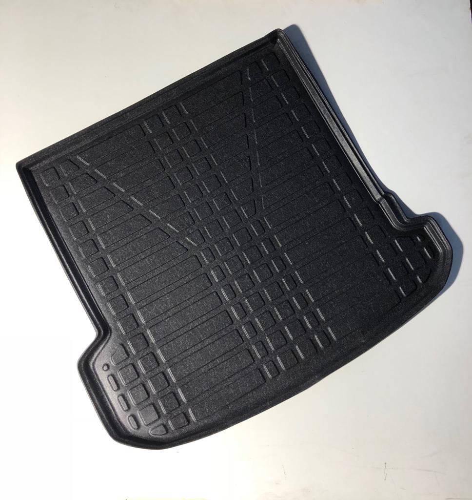 Frontaufnahme einer Kofferraumwanne für Audi A6 4G Limo.